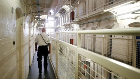 أربعة سجناء أُفرج عنهم عن طريق الخطأ ما زالوا طلقاء في إنجلترا وويلز