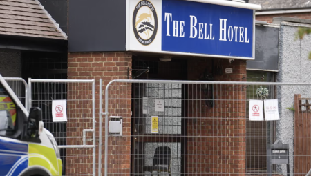 المحكمة العليا تسمح باستمرار إيواء طالبي اللجوء في فندق بإيسكس رغم الاحتجاجات