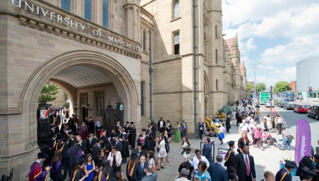 رئيس جامعة مانشستر يحذر من أن فرض ضريبة على رسوم الطلاب الدوليين يهدد مستقبل التعليم العالي