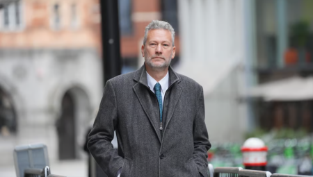 سجن ناثان جيل حليف فاراج 10 سنوات ونصف بعد إدانته بتلقي رشاوى روسية