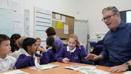 كير ستارمر في موقف محرج بعد انضمامه لرقصة 6-7 المحظورة في مدرسة ابتدائية