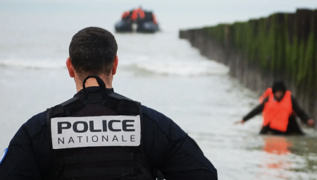 فرنسا توافق على اعتراض القوارب الصغيرة في المانش بعد ضغوط من بريطانيا