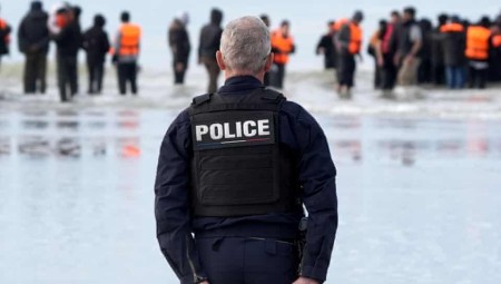 فرنسا توافق على خطة لوقف قوارب المهاجرين قبل انطلاقها نحو بريطانيا
