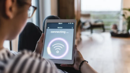 عودة تدريجية لخدمة الإنترنت في بريطانيا بعد انقطاع واسع شمل كبرى الشركات