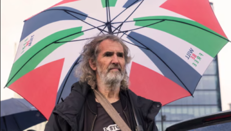 إغلاق حساب مصرفي لزوجين بريطانيين متقاعدين بسبب نشاطهما في منظمة مؤيدة لفلسطين