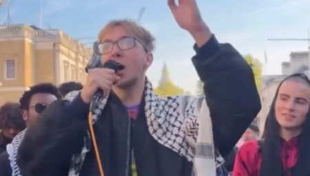 جامعة أكسفورد تعلّق دراسة طالب هتف ضد الصهاينة خلال مظاهرة في لندن