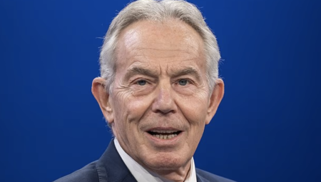 توني بلير يؤيد تشديد سياسات اللجوء على طريقة بيدوناك ويعارض موقف ستارمر