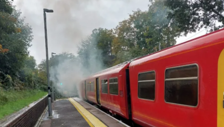 ذعر في جنوب لندن بعد دويّ انفجارين واندلاع كرة نارية داخل قطار فولويل