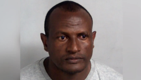 ترحيل مهاجر مدان بالتحرش بعد الإفراج عنه بالخطأ في لندن