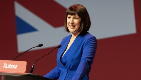 وزيرة الخزانة البريطانية تعتذر عن “خطأ غير مقصود” وسط ضغوط قبل إعلان الميزانية