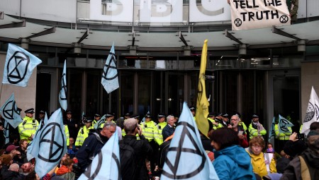 احتجاجات بسبب المناخ أمام (BBC)