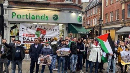 لندن.. وقفة احتجاجية أمام سفارة إسرائيل تنديدا بالعدوان على غزة