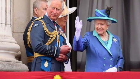 ذا صن: الملكة إليزابيث ستتخلى عن العرش