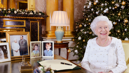 بريطانيا.. إليزابيث تقدم هدايا عيد الميلاد لعمال قصرها