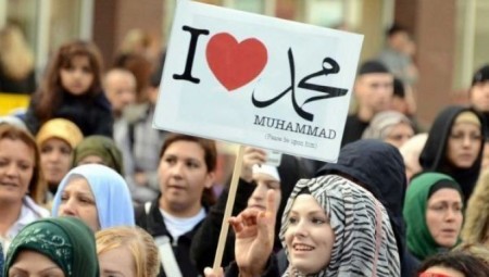 “فايننشال تايمز”: الصحافة البريطانية تتعامل مع المسلمين بـطريقة مختلفة