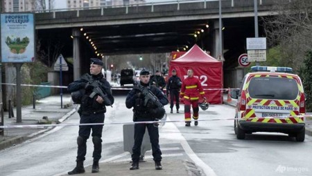 فرنسا.. الشرطة تطلق النار على رجل يشهر سكينا ويُكَبِّر