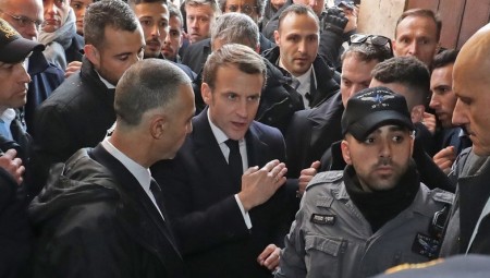 عاجل.. الرئيس الفرنسي ماكرون يوبخ شرطيا إسرائيليا ويطرده من كنيس بالقدس (فيديو)