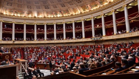 الشيوخ الفرنسي يقر مشروع قانون يحظر حجاب الأمهات