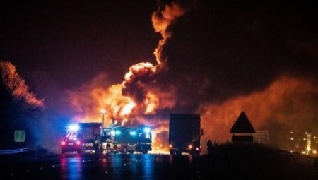 بريطانيا: حريق كبير لشاحنة يؤدي لإغلاق الطرق الرئيسية!