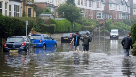 بريطانيا: إخلاء ٦ مناطق سكنية جراء الفيضانات ووفاة امرأة
