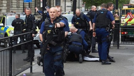 عاجل: الشرطة تؤكد مقتل منفذ هجوم جسر لندن وتصنف الحادث  عملا إرهابيا