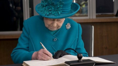 عاجل.. الملكة اليزابيث تصادق على مشروع قانون بريكست